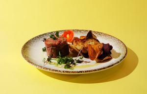 Lush - Chefs no motel - Entrada - Steak Tartare com chips de batata doce - Chef Ivo Lopes - 2021