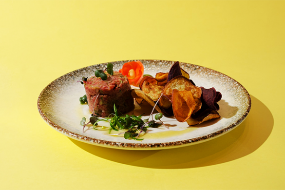 Lush - Chefs no motel - Entrada - Steak Tartare com chips de batata doce - Chef Ivo Lopes - 2021