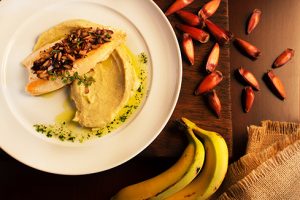 Filé de truta grelhado com crosta de pinhão e purê de banana da Chef Maria Catão do Elio Cucina-Foto Élio Cucina