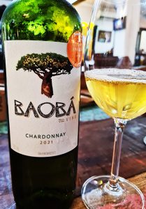Baobá Vino Chardonnay 2021 na taça