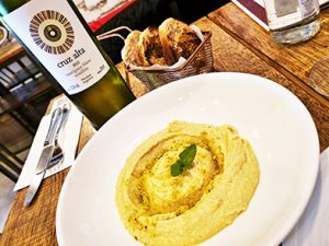 Hommus de pistache e vinho Cruz Alta S.Blanc e Semmilón