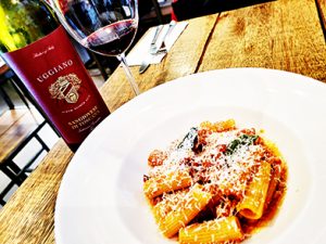 Rigatoni ao ragú de linguiça e vinho Uggiano Sangiovese 2022