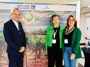 Baudouin Havaux, presidente do Concours Mondial de Bruxelles, Elizabeth Palmer, jurada canadense, e Zoraida Lobato, diretora da Market Press